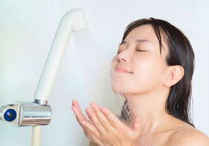 シャワーが“届く距離”にくる